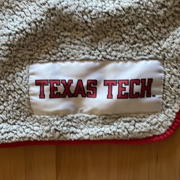 Texas Texh beanie and throw blanket - Picture 5 of 6
